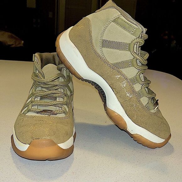 NEW WMNS AIR JORDAN XI (11) OLIVE LUX SZ 6 by Nike - Picture 1 of 10